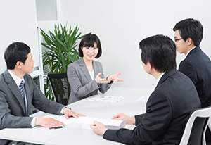 オフィス・会議、ビジネスマンの写真